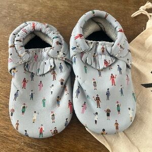 Freshly Picked Mini Sole City Mocc Moccasins Professions Pattern Sz 6